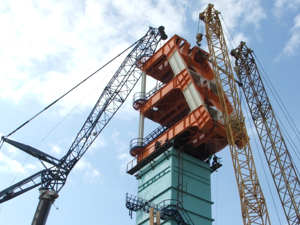 Монтаж оголовка копра массой 106т до отметки 53м. Совместная работа кранов АС 500-1, МКГС-100 и МКГС-100.1